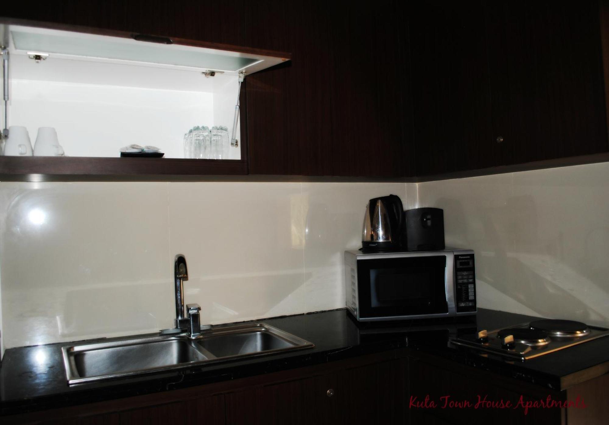 Kuta Town House Apartments Rum bild