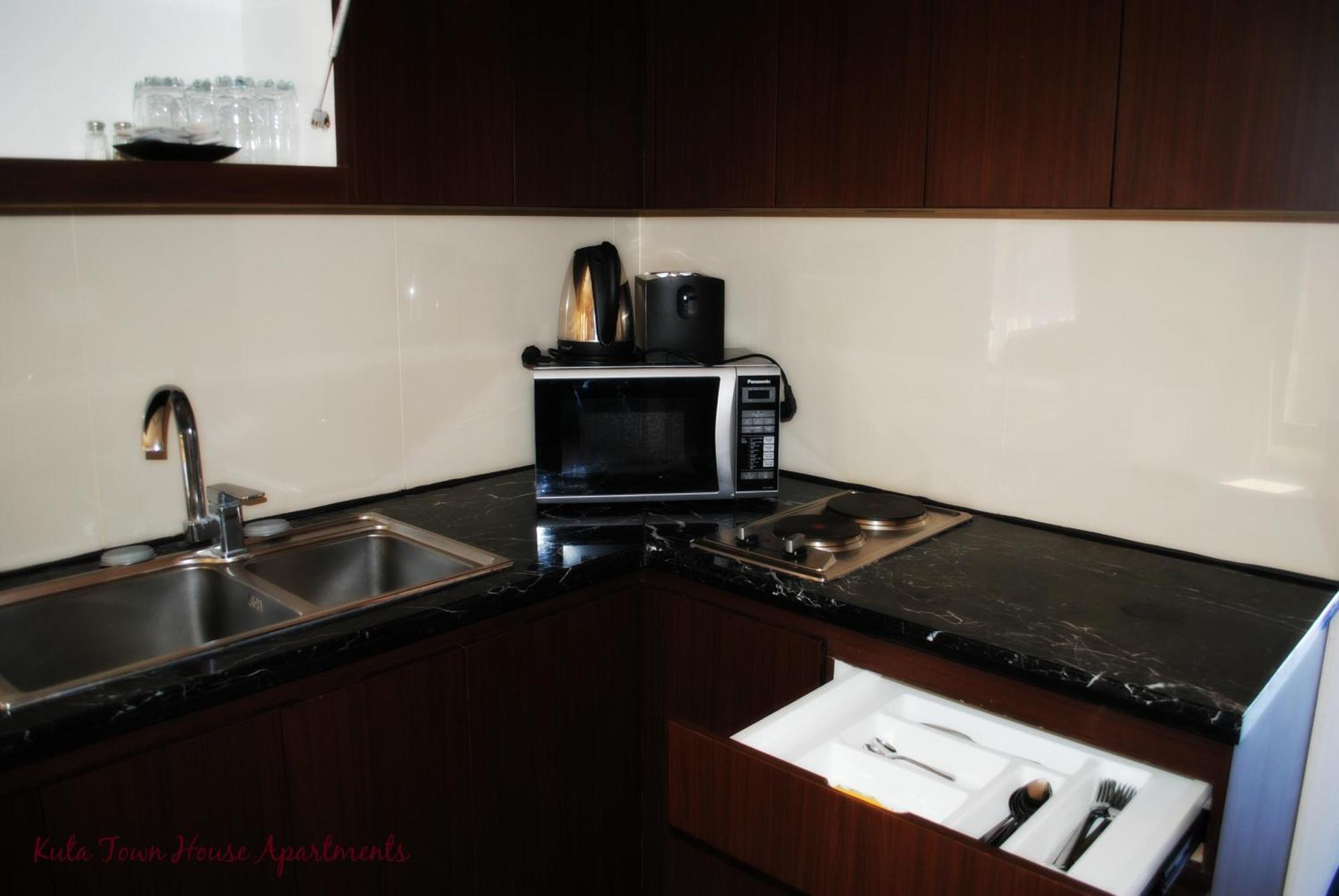 Kuta Town House Apartments Rum bild